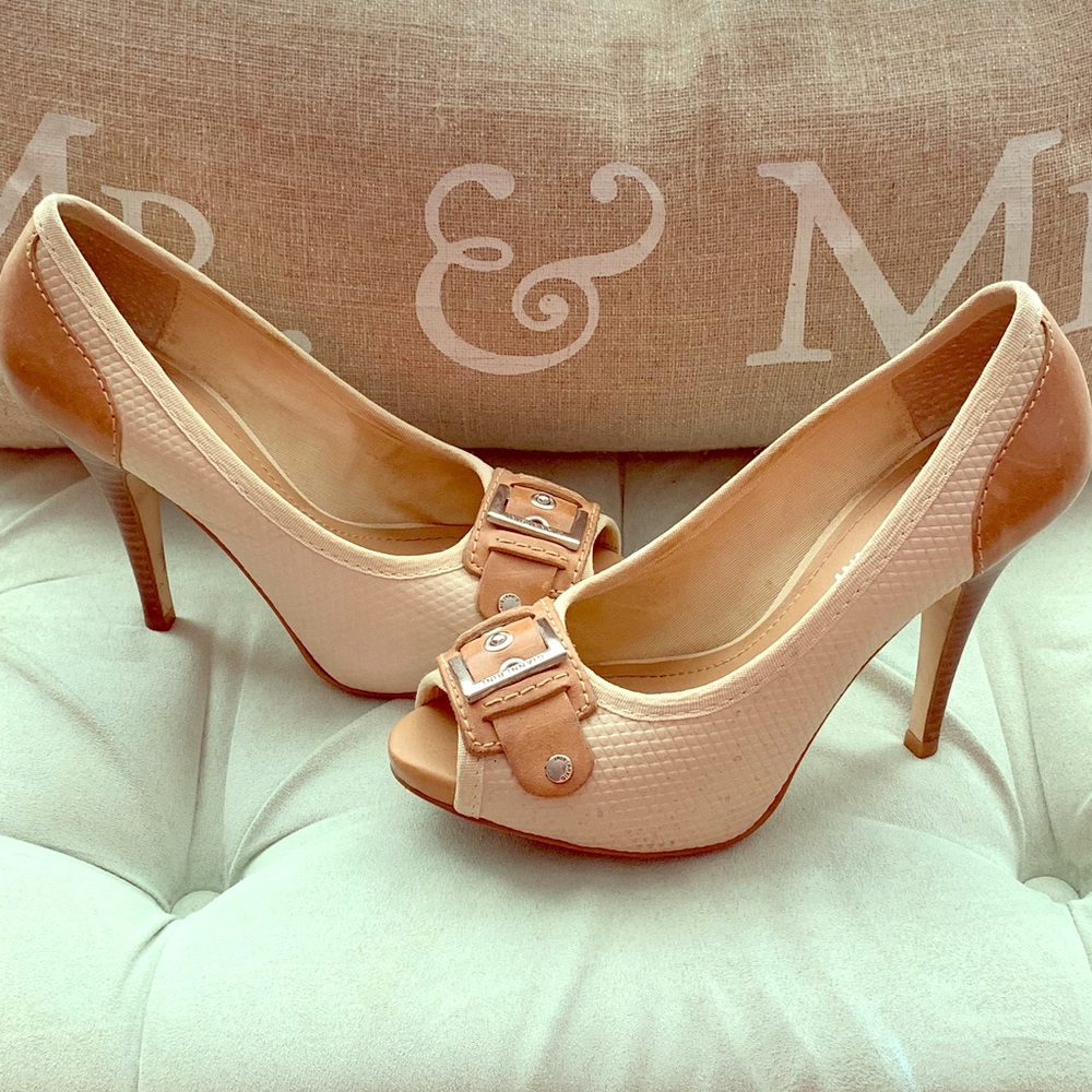 Gianni Bini peep toe heals size 7 1/2 💕